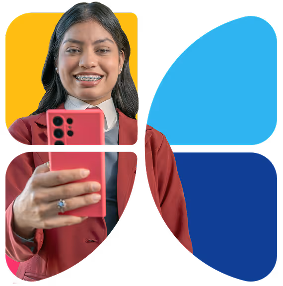 Mujer sonriente con un blazer rojo sosteniendo un smartphone rojo, enmarcada dentro de formas redondeadas y coloridas.