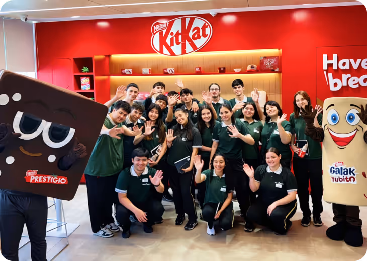 Joven con blazer bordó y corbata mirando su smartphone con una leve sonrisa.